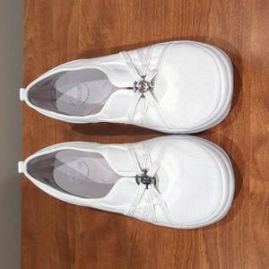 BZees White Slip On Sneakers 9M